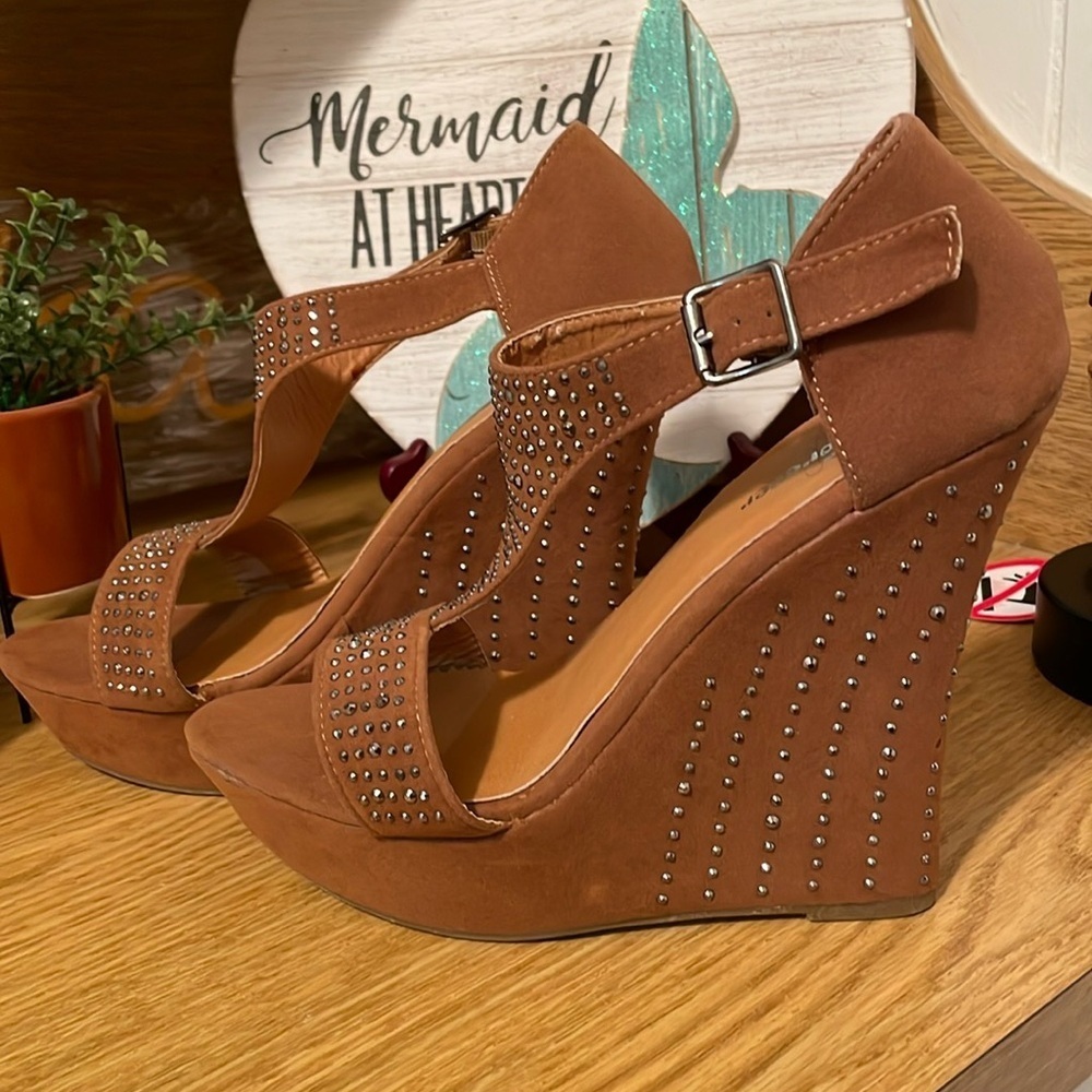 🤪🤪🤪BOGOHO 🤪🤪🤪Forever 21 Embellished Platform Heels - Picture 1 of 13